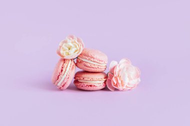 Menekşe renginde yumuşak çiçekli lezzetli Fransız badem kurabiyeleri. Metin için yer.