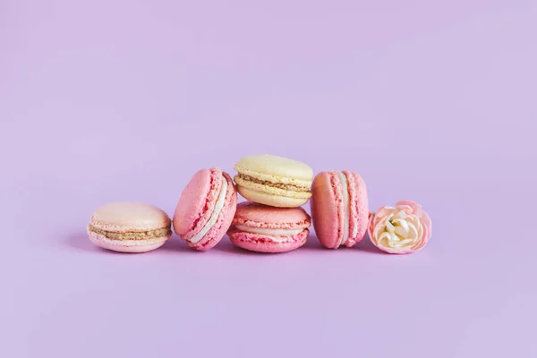 Lekkere Franse Macarons Met Zachte Bloem Een Violette Pastelachtergrond Plaats — Stockfoto