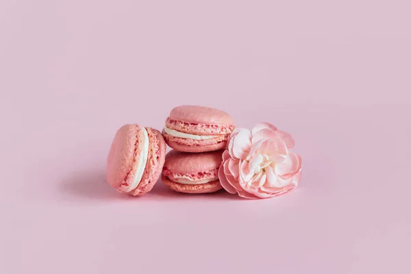Macarons Français Savoureux Avec Des Fleurs Sur Fond Rose Pastel — Photo