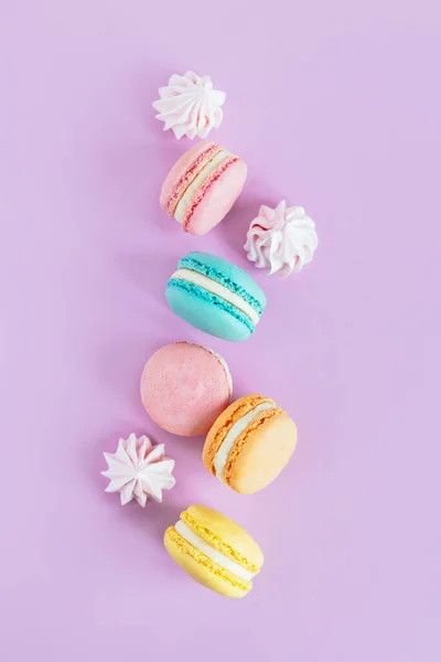 Lekkere Franse Macarons Een Violette Pastelachtergrond Plaats Voor Tekst — Stockfoto