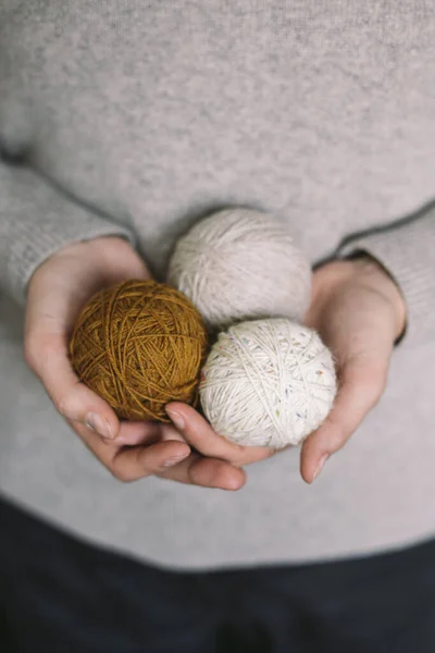 Mujer Con Bolas Hilo Las Manos Concepto Para Vida Lenta — Foto de Stock