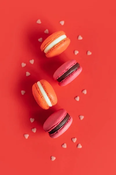 Lekkere Franse Macarons Een Rode Achtergrond Concept Voor Valentijnsdag Plaats — Stockfoto