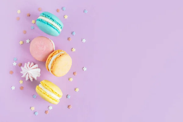 Lekkere Franse Macarons Een Violette Pastelachtergrond Plaats Voor Tekst Vlakke — Stockfoto