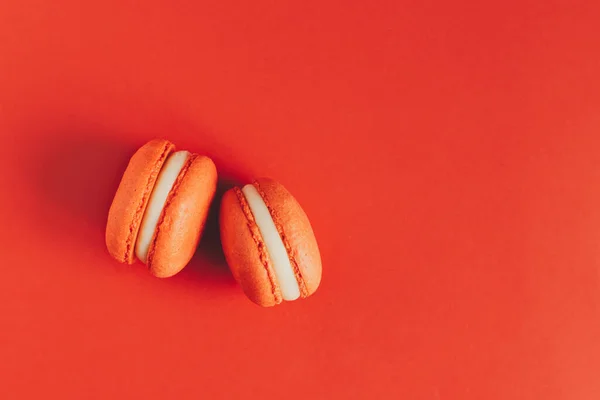 Lekkere Franse Macarons Een Rode Achtergrond Plaats Voor Tekst Vlakke — Stockfoto