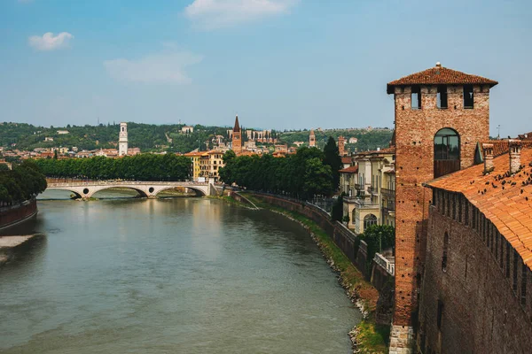 Vista Panorâmica Paisagem Urbana Cidade Velha Verona Rio Adige Destino — Fotografia de Stock