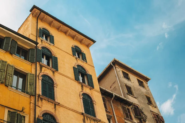 Verona Caddesi, İtalya 'daki güzel eski binalar. İnanılmaz mavi gökyüzü. Seçici odak.