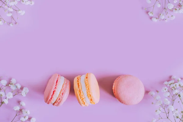 Lekkere Franse Macarons Met Zachte Bloemen Een Roze Pastelachtergrond Plaats — Stockfoto