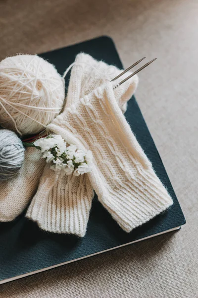 針と糸玉で編んだ靴下を手 手作りと巨大なスローライフのための概念 — ストック写真