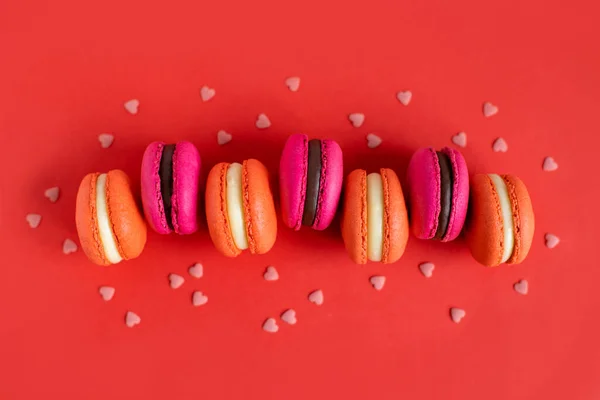 Sabrosos Macarrones Franceses Con Decoración Sobre Fondo Rojo Lugar Para — Foto de Stock