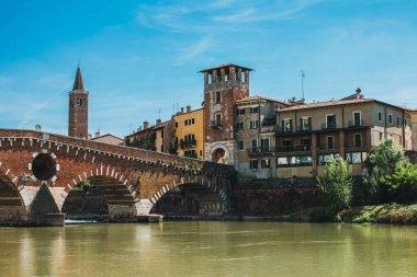 Verona 'nın eski şehri ve Adige nehrinin panoramik manzarası. İtalya 'da seyahat hedefi.