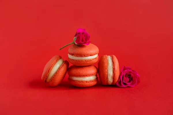 Lekkere Franse Macarons Met Rozenbloem Een Rode Achtergrond Plaats Voor — Stockfoto