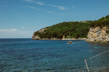 Budva yakınlarındaki Adriyatik Denizi 'nin inanılmaz manzarası. Güzel bulutlu gökyüzü. Karadağ 'da seyahat hedefi.