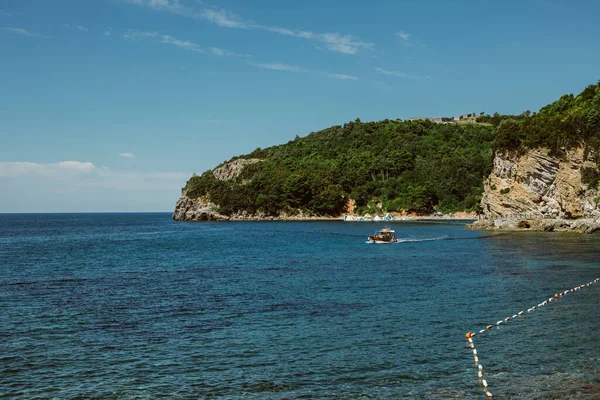 Budva yakınlarındaki Adriyatik Denizi 'nin inanılmaz manzarası. Güzel bulutlu gökyüzü. Karadağ 'da seyahat hedefi.