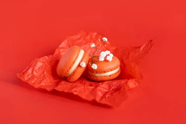 Lekkere Franse Macarons Een Rode Achtergrond Plaats Voor Tekst — Stockfoto