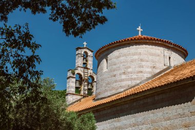 Karadağ 'ın eski Budva kentinde güneşli bir günde eski bir kilise. Karadağ 'da seyahat hedefi.