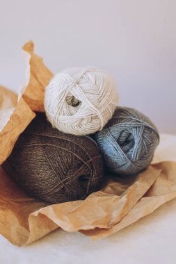 El örgüsü için yün iplik derileri. Doğal renkler. El yapımı konsept.
