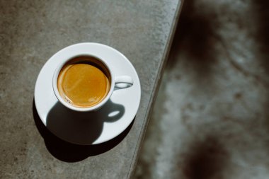 Sokak kafesinde bir fincan sade kahve. Düz yatıyordu. Metin için yer.