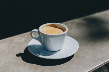 Sokak kafesinde bir fincan sade kahve. Düz yatıyordu. Metin için yer.