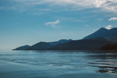 Skadar Gölü 'nün muhteşem manzarası ve güneşli bir sabahta güzel dağlar. Karadağ 'da seyahat hedefi.