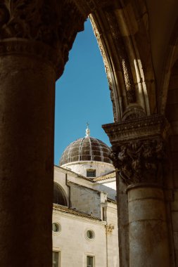 Hırvatistan 'ın Dubrovnik kentindeki katedralin muhteşem manzarası. Yaz güneşli bir gün. Seçici odak.