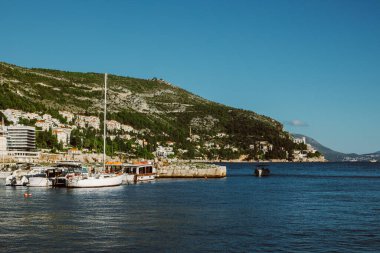 Güneşli bir günde Dubrovnik ve denizin muhteşem manzarası. Hırvatistan 'da seyahat hedefi.