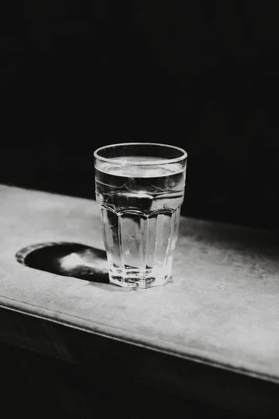Glas Stilstaand Water Een Donkere Achtergrond Zwart Wit Fotografie Minimaal — Stockfoto