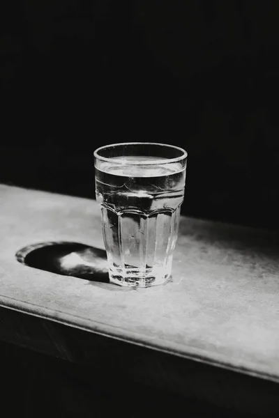 Vaso Agua Fondo Oscuro Fotografía Blanco Negro Concepto Mínimo Lugar — Foto de Stock