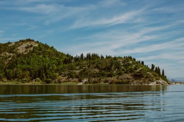 Skadar Gölü 'nün muhteşem manzarası ve güneşli bir sabahta güzel dağlar. Karadağ 'da seyahat hedefi.