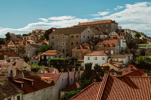 Dubrovnik 'in harika bir manzarası var. Güzel bulutlu gökyüzü. Hırvatistan 'da seyahat hedefi.