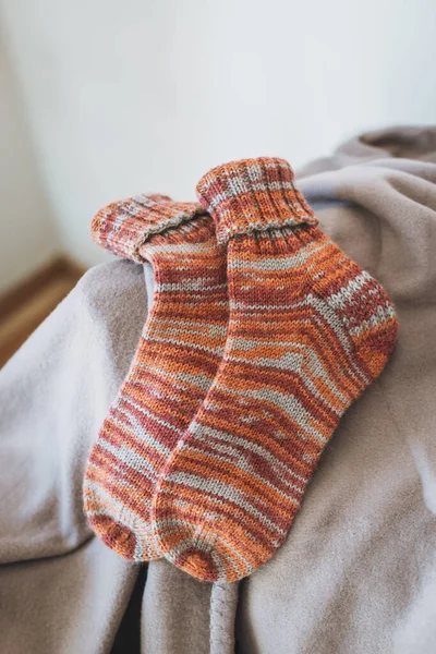 Mão Malha Meias Acolhedoras Cobertor Conceito Para Artesanal Hygge Vida — Fotografia de Stock