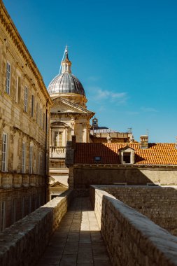 Hırvatistan 'ın eski Dubrovnik kasabasının muhteşem manzarası. Yaz güneşli bir gün. Seçici odak.