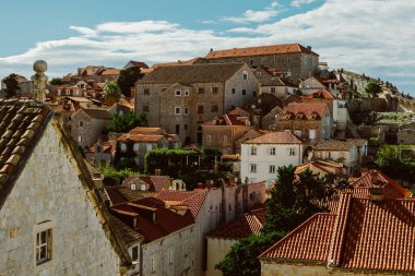 Dubrovnik 'in harika bir manzarası var. Güzel bulutlu gökyüzü. Hırvatistan 'da seyahat hedefi.