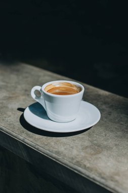 Sokak kafesinde bir fincan sade kahve. Metin için yer.