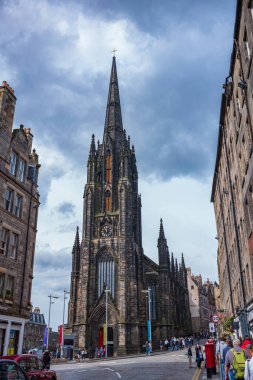 Edinburgh, İngiltere - 21 Haziran 2019: Royal Mile 'da yer alan bir halk sanatı ve etkinlik merkezi olan Hub, Edinburgh' un en yüksek noktasıdır ve Edinburgh Kalesi 'nin altındaki binaların üzerindeki kulelerdir.