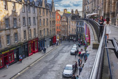 Edinburgh, İngiltere - 21 Haziran 2019: Perakende mağazalar, restoranlar, gece kulüpleri ve barlarla dolu Batı Bow caddesini gezen turistler. Batı Pruvası Grassmarket 'tan başlar ve George IV Köprüsü' nde biter..