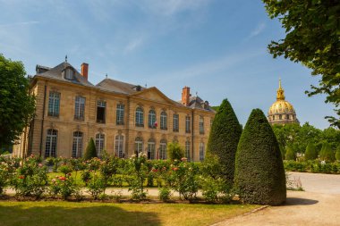 Kubbe 'nin altın kubbesi. Güneşli bir günde Muse Rodin' in bahçelerinden görünen Napolyon 'un gömüldüğü yer..