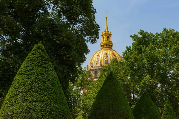 在阳光灿烂的日子里 从缪斯 罗丹花园看到的拿破仑的墓葬地 残废军人圆顶的金色圆顶 — 图库照片