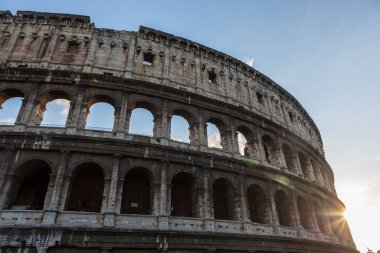 Roma, İtalya 'da, bulutsuz bir yaz gününde, inşa edilmiş en büyük antik amfitiyatro olan Kolezyum' da güneş batar..