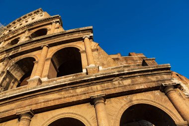 Roma, İtalya 'da, bulutsuz bir yaz gününde, inşa edilmiş en büyük antik amfitiyatro olan Kolezyum' da güneş batar..