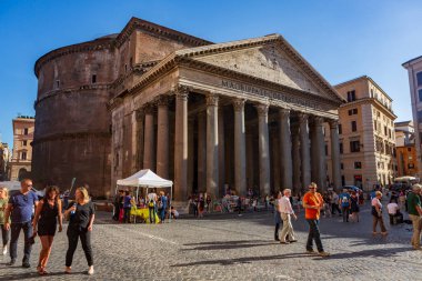 Roma, İtalya, 26 Haziran 2014: Bulutsuz bir yaz gününde Piazza della Rotonda 'da bulunan Pantheon' u Turist Keşfi.
