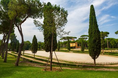 Villa Borghese, İtalya 'nın Roma kentindeki en büyük üçüncü peyzaj bahçesidir. Burada bir yaz günü gösterilen halka açık park. 