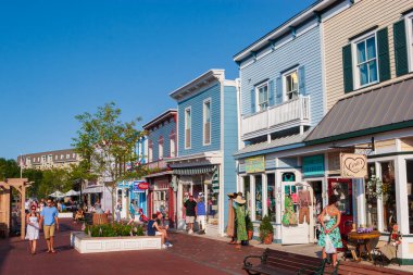 Cape May, NJ, ABD, 4 Temmuz 2009: Turistler Washington Street Mall 'dan geçiyor, özel butikler, lokantalar ve dükkanlarla dolu. Cape May, Amerika 'nın en güzel şehirlerinden biri olarak kabul edilir.. 