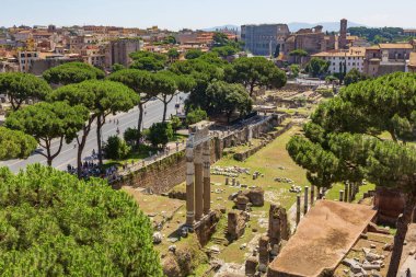 Roma Forumu, birkaç antik hükümet binasının kalıntıları ile çevrili popüler bir turizm merkezi, Roma şehrinin merkezinde yer almaktadır..  