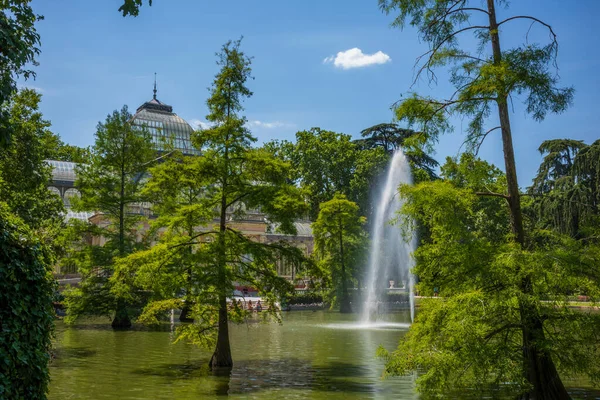 Madrid Spanyolország 2018 Június Retiro Park Üvegpalotája Egy Kis Mellett — Stock Fotó