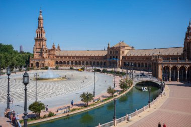 Seville, İspanya, 27 Haziran 2018: Turistler açık bir yaz gününde Plaza de Espana 'da kayıklara biniyorlar.. 