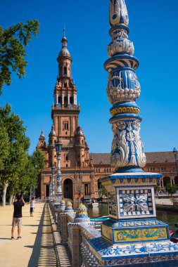 Seville, İspanya, 27 Haziran 2018: 1928 'de inşa edilen Plaza de Espana, birçok İspanyol stilini harmanlayan Bölgesel Mimarinin önemli bir örneğidir.. 