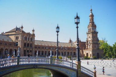 Seville, İspanya, 27 Haziran 2018: 1928 'de inşa edilen Plaza de Espana, birçok İspanyol stilini harmanlayan Bölgesel Mimarinin önemli bir örneğidir.. 