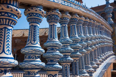 Plaza de Espana 'daki bir yaya köprüsünün boyanmış tırabzanı, birçok İspanyol stilini birbirine karıştıran Bölgesel Mimarinin önemli bir örneği.. 