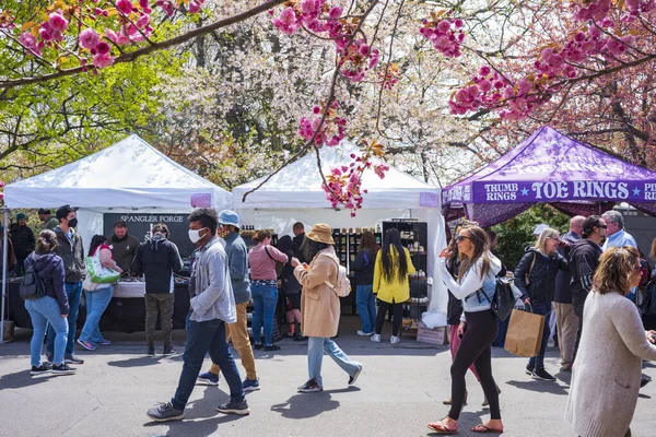 Rochester, New York, ABD - 7 Mayıs 2022: Rochester Leylak Festivali, ziyaretçilerin alışveriş yapabildiği, canlı müzik dinleyebildiği, yiyebildiği ve Highland Park 'ın muhteşem bahçelerini keşfedebildiği en büyük ücretsiz festivaldir.. 