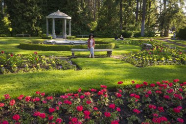 Spokane, WA, ABD - 3 Temmuz 2022: Ziyaretçiler Manito Park ve Botanik Bahçeleri 'ndeki Duncan Garden' da tatilin tadını çıkarıyorlar. 